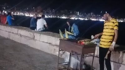 المئات يستمتعون بالجلوس على كورنيش الإسكندرية تزامنا مع الطقس الخريفي المعتدل | بث مباشر 