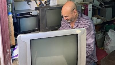  ارتبطت بلمة العيلة..عم طارق أقدم صنايعي لتصليح الأجهزة الكهربائية القديمة بالأقصر