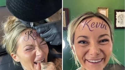 آخر تقاليع الموضة.. فتاة ترسم وشما باسم حبيبها على جبينها