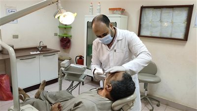 الكشف على 1426 مريضًا وإصدار 9 قرارات علاج على نفقة الدولة خلال قافلة طبية بالدقهلية