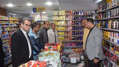 سكرتير عام بني سويف يتفقد محلات وسلاسل تجارية للاطمئنان على توافر السلع المخفضة| صور