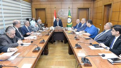 محافظ الدقهلية يجتمع بالمجلس الاقتصادي لبحث الفرص والمشروعات الاستثمارية 