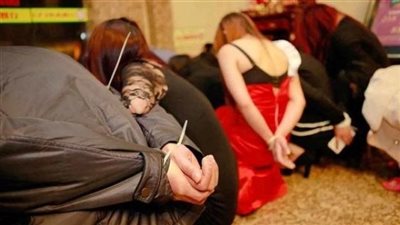 القبض على 4 رجال و3 نساء بشقة سكنية في سوهاج