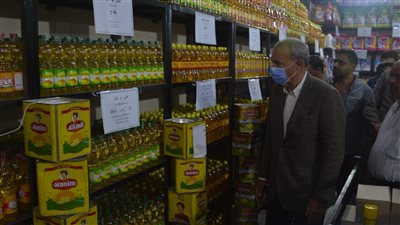 محافظ القليوبية يتفقد معارض تخفيض السلع الأساسية بمناطق بنها وشبرا الخيمة