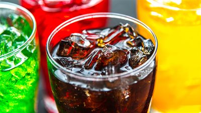 تزيد الإصابة بالسكري.. دراسة تكشف مخاطر المشروبات الغازية المُحلاة صناعيا 