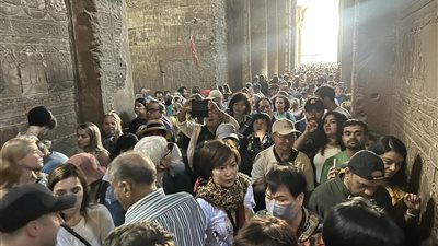 إقبال من السائحين على زيارة معبد إدفو بأسوان تزامنًا مع بداية الموسم الشتوي | صور 