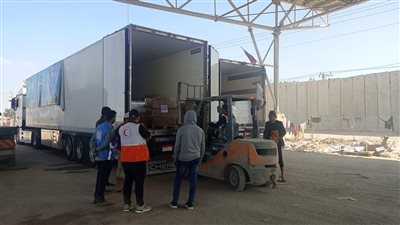 الهلال الأحمر: 106 شاحنات مساعدات جديدة تدخل إلى غزة لإغاثة الشعب الفلسطيني 