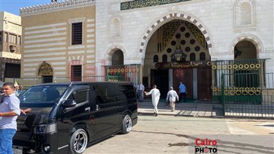 وصول جثمان والدة زوجة العامري فاروق إلى مسجد السيدة نفيسة لأداء صلاة الجنازة 