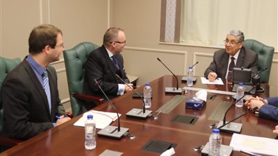 وزير الكهرباء يبحث مع سفير التشيك التعاون في مجالات الطاقة الجديدة والمتجددة 