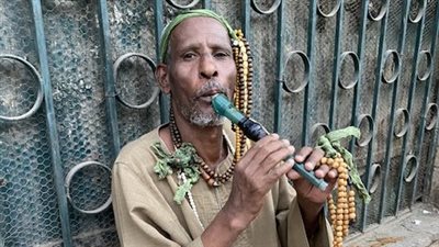 كل اللي حواليا باعوني لما فقدت بصري.. حكاية عم شعبان أشهر عازف ناي في شوارع الأقصر