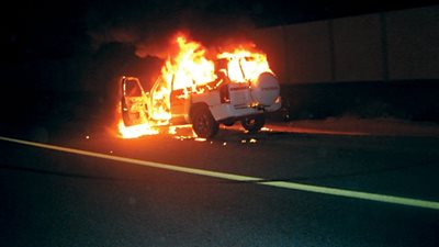 اشتعال سيارة ملاكي وإصابة سائقها أعلى الطريق الدائري بالمريوطية