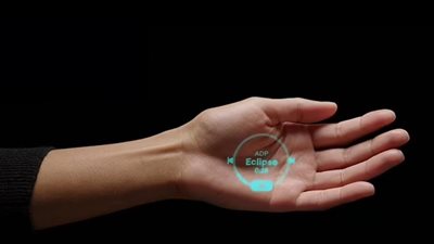 عن طريق دبوس مرفق بالملابس.. هاتف بدون شاشة يعرض المعلومات على يد المستخدم