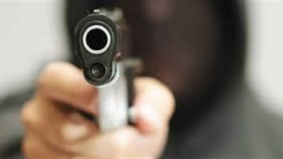 طلب مبلغًا كبيرًا مقابل تصليح الأنبوب.. رجل يحتجز سباكًا تحت تهديد السلاح