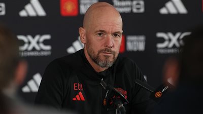 مانشستر يونايتد يمنع 4 صحفيين من حضور مؤتمر تين هاج بسبب الأخبار السلبية عن النادي 