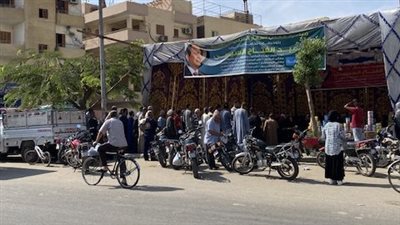 الطوابير واصلة للشارع.. إقبال كبير من أهالي الأقصر على شوادر السلع المخفضة