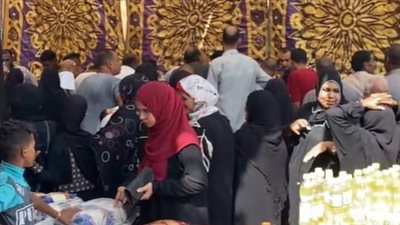 السكر بـ 27 جنيهًا.. إقبال المواطنين على شراء السلع الغذائية بأسعار مخفضة بالأقصر | بث مباشر 