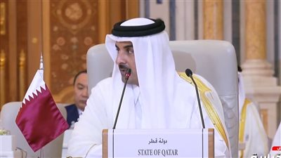 أمير قطر يغادر البحرين بعد الجلسة الافتتاحية للقمة العربية