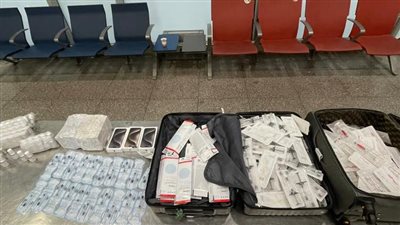 ضبط راكب بحوزته منظار قنص وآخر حاول تهريب مشغولات ذهبية مرصعة بمطار القاهرة