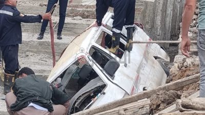 اصطدمت بحاجز ترعة.. تفاصيل إصابة 10 أشخاص في انقلاب ميكروباص بالشرقية