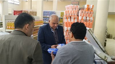 مدير تموين الإسماعيلية يتفقد منافذ مبادرة تخفيض الأسعار
