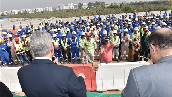 وزير العمل مع العمال