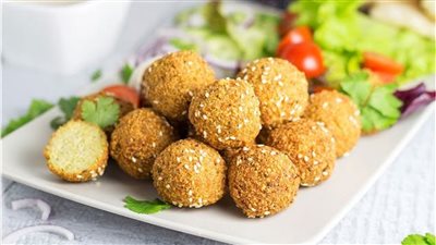 طريقة عمل الطعمية زي المحلات.. أوفر من الجاهزة بمقادير مضمونة