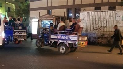 قلبوه ليموزين.. مشهد طريف للسائحين يتجولون بالتروسيكل في شوارع الأقصر | صور