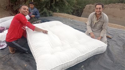 أشهر عامليّن في حرفة التنجيد البلدي ببني سويف: ورثينها عن أجدادنا ومش هنسيبها تندثر