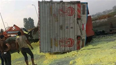 رفع آثار حادث انقلاب سيارة نقل ثقيل على طريق القاهرة الإسكندرية الزراعي بالمنوفية 