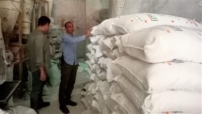 ضبط 19 شيكارة دقيق مدعم و54 فاخرة معاد تدويرها في حملة تموينية بكفر الشيخ
