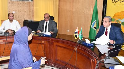 خلال لقائه مع المواطنين.. محافظ الفيوم يوجه بتوفير مساعدات ومشروعات ومعاشات لـ الأولى بالرعاية