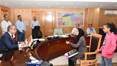 عقب لقاء المحافظ.. تسليم غسالة وبوتاجاز لـ سيدة من الأسر الأولى بالرعاية بالفيوم