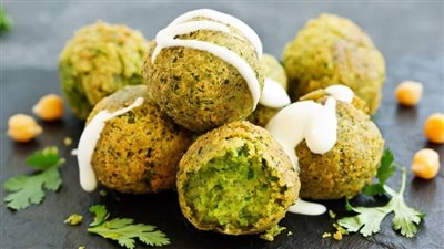 طريقة عمل الطعمية الهشة.. مقادير عجينة الطعمية فاطمة أبو حاتي