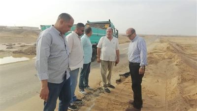 رئيس مدينة مرسى علم يتفقد أعمال إصلاح الطرق الخارجية للمدينة بعد تضررها من السيول