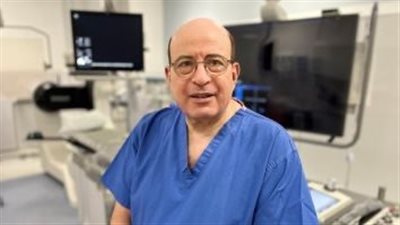 وزيرة الهجرة تهنئ طبيبًا مصريًا لتوليه منصب رئيس الكلية الملكية للجراحين في إنجلترا للمرة الأولى