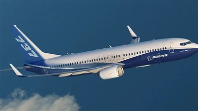 بوينج تعترف بوجود خطأ.. تفاصيل جديدة في حادث انفصال باب طائرة آلاسكا إيرلاينز