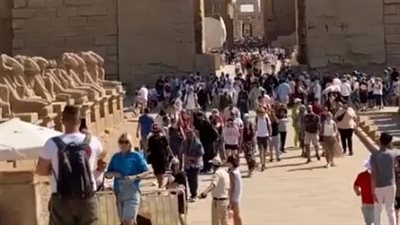 إقبال سياحي كبير على معبد الكرنك بالأقصر تزامنًا مع بداية الموسم الشتوي | بث مباشر
