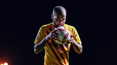 إحالة داني ألفيس نجم برشلونة الأسبق إلى المحاكمة بتهمة الاعتداء الجنسي