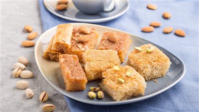 طريقة عمل البسبوسة بالزبادي فاطمة أبو حاتي.. كلمة السر في خليط الكراميل