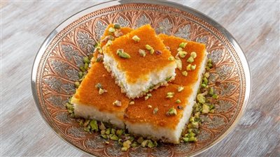 طريقة عمل البسبوسة بالقشطة.. 6 وصفات فخمة بأسرار النجاح - فيديو