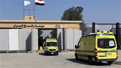 نقل 151 جريحًا ومريض أورام ومرافق فلسطيني للعلاج في المستشفيات المصرية عبر معبر رفح