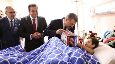 وزير الصحة ونظيره التركي يتفقدان الخدمات الطبية المقدمة للجرحى والأطفال الفلسطينيين بالمستشفيات المصرية