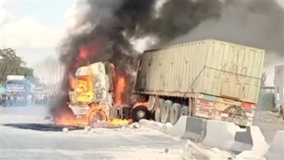 السيطرة على حريق اندلع في سيارة نقل عقب اصطدامها بالحاجز الخرساني بالدقهلية