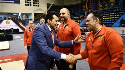 وزير الرياضة يكرم أبطال المنتخب المصري للجمباز ويسلمهم مكافآت البطولات