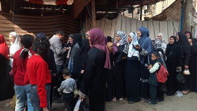 جزارون ببني سويف يبيعون اللحم البلدي بأسعار مخفضة.. وإقبال كثيف لأهالي المنيا لشراء السلع الغذائية | بث مباشر