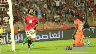 بعد اقتحام الجماهير الملعب لأجله.. محمد صلاح حديث الصحافة العالمية | صور