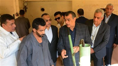 وزير الإنتاج الحربي خلال زيارة لـ أبو زعبل للكيماويات: رائدة في عدة صناعات