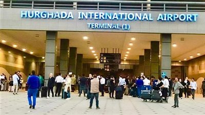 في مقدمتهم الألمان.. مطار الغردقة يستقبل 32 ألف سائح على متن 118 رحلة طيران