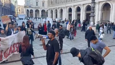 العوضي بالميكرفون وخالد يوسف بالعلم.. أسرة الإسكندراني تشارك في مسيرة إيطالية دعما لفلسطين 