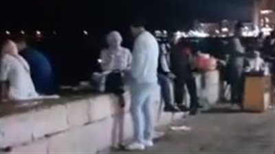 قبل وصول نوة المكنسة.. العشرات يستمتعون بالأجواء على كورنيش الإسكندرية | بث مباشر